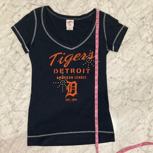 GENUINE MERCHANDISE Navy Detroit Tigers ⚾️ V neck T Shirt Stud Detail Medium - Picture 9 of 12